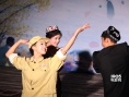《我的处女地》首映 五朵金花秀新疆舞婀娜多姿