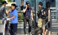 汪峰垃圾桶前过烟瘾 打电话似向章子怡报行踪