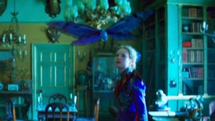 《爱丽丝梦游仙境2》前瞻视频 蓝色蝴蝶镜中穿越