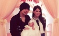 周杰伦一家三口合照 女儿咬手指首曝侧脸照