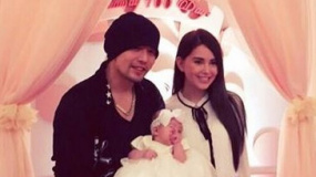 周杰倫一家三口合照 女兒咬手指首曝側(cè)臉照
