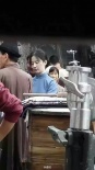 《營救飛虎隊》曝片場照 劉亦菲演寡婦扮相質(zhì)樸