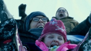 《库珀家族圣诞夜》精彩片段 老夫妇陪小孙女滑雪