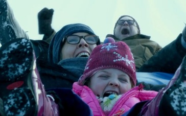 《库珀家族圣诞夜》精彩片段 老夫妇陪小孙女滑雪