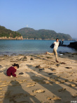 畫風(fēng)突變 陸毅帶兩女兒出游自嗨秒變“男神經(jīng)”