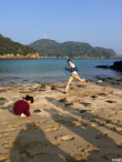畫風(fēng)突變 陸毅帶兩女兒出游自嗨秒變“男神經(jīng)”