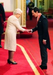 “卷福”获英女王授予司令勋章 搂娇妻春风得意