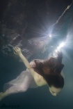 張馨予水下性感迷幻大片曝光 柔美變身美人魚