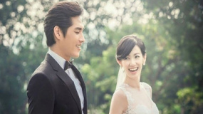 蓝正龙婚纱照曝光 笑牵周幼婷：想起13年前