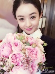 赵丽颖参加表妹婚礼获捧花 与新娘合影卖萌获赞