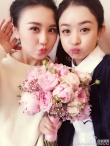 赵丽颖参加表妹婚礼获捧花 与新娘合影卖萌获赞