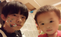 TFboys易烊千玺为家人庆生 3岁弟弟俏皮可爱