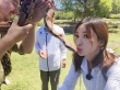 柳巖與蟒蛇嘴對嘴玩親親 網(wǎng)友：想當(dāng)那條蛇被吻