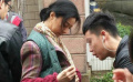 范冰冰出演馮小剛新作飾村婦 當(dāng)街豪放整理衣服