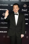 賈樟柯攜《山河故人》劇組亮相 揮手示意顯親切
