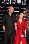 管虎、梁静夫妇秀恩爱 携电影《老炮儿》现身红毯