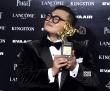 白只斩获最佳男配角 后台亲吻金马奖表情呆萌