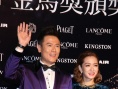金馬主持人亮相 楊千霈露性感背楊達(dá)敬帥氣逼人
