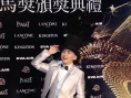 黃子佼金馬紅毯手牽女神林志玲 頂高帽湊身高差