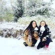 佟丽娅挺孕肚与董璇打雪仗 二人合影似双胞胎