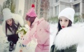 李小璐甜馨堆雪人 母女打扮時髦稱“閨蜜”