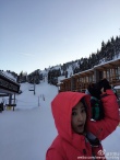 王丽坤加拿大滑雪晒照 穿红外套拿雪鞋潮范十足