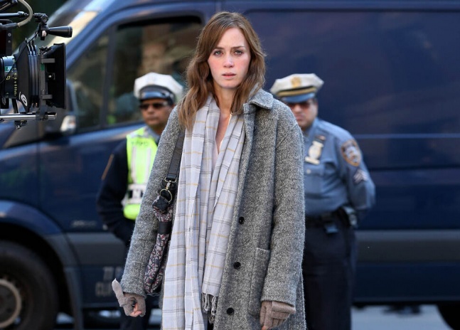 《列车上的女孩》剧照 艾米莉·布朗特面容憔悴