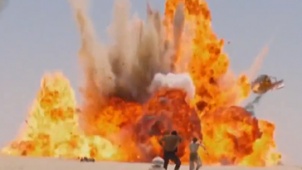 《星球大战7》精彩片段 雷与芬逃亡飞船遭到炸毁