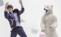 鹿晗成时尚封面宠儿 卖萌与北极熊温暖互动