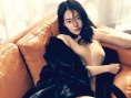 金宇彬女友申敏兒寫真曝光 橫臥沙發(fā)展妖嬈身姿