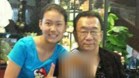 侯耀華否認(rèn)私生女傳聞 稱是6年前資助的貧困女孩