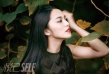 姚晨明眸紅唇登封面 迷失叢林性感神秘淡然愜意