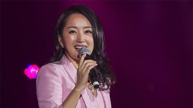 杨钰莹赴镇江献歌捞金 圆脸粉衣打扮甜美可人
