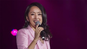 杨钰莹赴镇江献歌捞金 圆脸粉衣打扮甜美可人