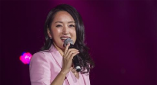 楊鈺瑩赴鎮(zhèn)江獻(xiàn)歌撈金 圓臉粉衣打扮甜美可人