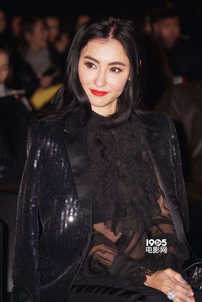 张柏芝镂空低胸装秀事业线 换装手持玫瑰娇羞妩媚