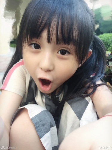 的名字叫刘楚恬,2009年出生,今年6岁,别看小恬恬年纪轻轻375_500竖版
