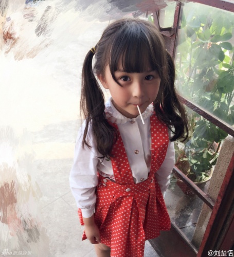演员的名字叫刘楚恬,2009年出生,今年6岁,别看小恬恬年纪轻轻455_500