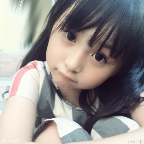 演员的名字叫刘楚恬,2009年出生,今年6岁,别看小恬恬年纪轻轻499_499