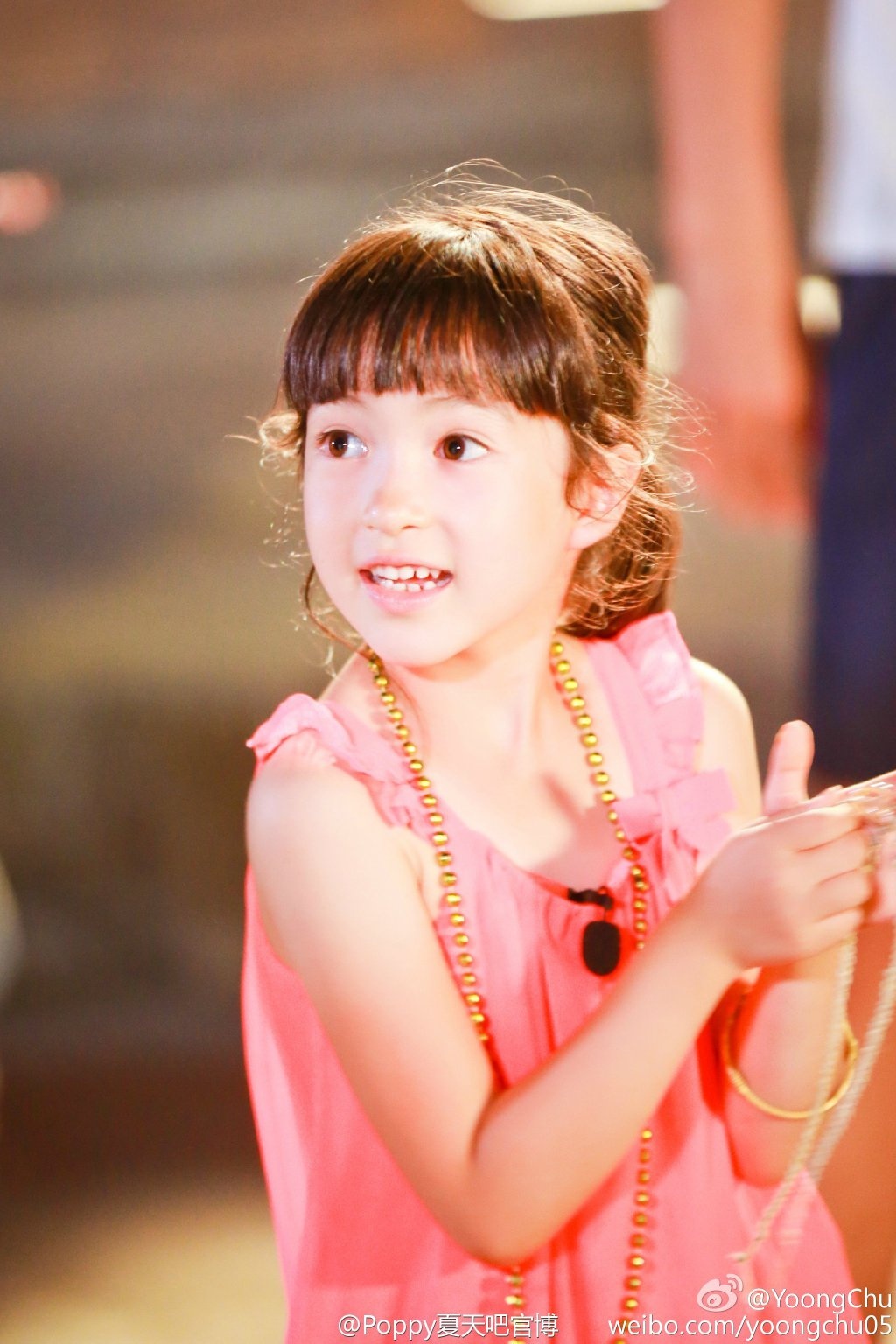 夏天庆6岁生日开派对 现场大笑缺门牙可爱十足