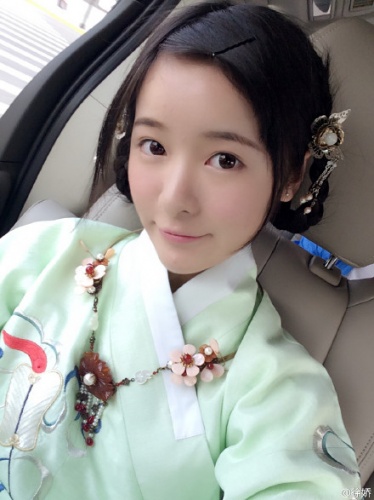 徐娇戴美瞳cos成短发男孩晒照网友雌雄难辨