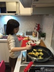 萌娃夏天动手做早餐 炒蛋姿势专业被封小厨娘