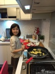 萌娃夏天動(dòng)手做早餐 炒蛋姿勢(shì)專(zhuān)業(yè)被封小廚娘