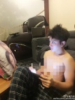 賈乃亮裸上身作畫胸前打碼：看我畫風(fēng)雅致細(xì)膩