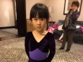 鲍蕾晒女儿喵星人表演照 贝儿大长腿获网友点赞