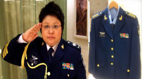 韩红晒军装泪别部队：虽然离开 但爱你一生