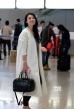 高圆圆穿白色大衣机场“走秀” 甜笑显女神范儿