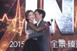 柳巖透視黑紗裙露深溝誘惑 幫頒獎(jiǎng)男搭檔整西服