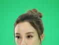 “时尚辣妈”李小璐短裙秀美腿 笑容迷人亲和力足