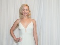 《奋斗的乔伊》首映 大表姐着白裙露雪乳秀美背